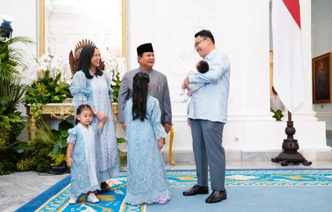 Wamenkomdigi Angga Raka Prabowo beserta istri dan ketiga anaknya bersilaturahmi Lebaran 2025 dengan Presiden Prabowo Subianto. [Instagram @anggarakaprabowo]
